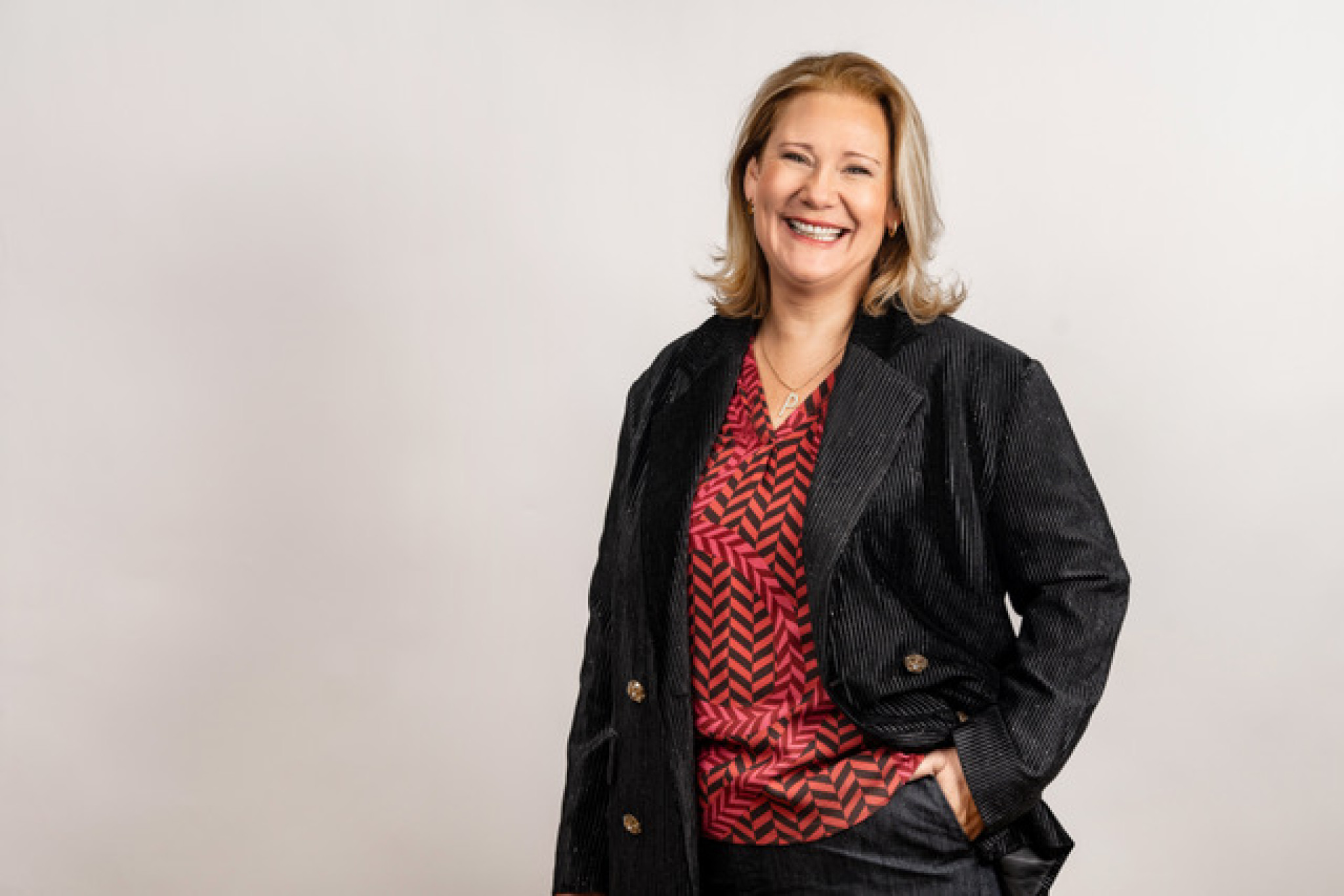 Lampenfieber überwinden: Wie Pamela Grün mit ihrer Charisma-Formel Präsenz, Stimme und Wirkung stärkt