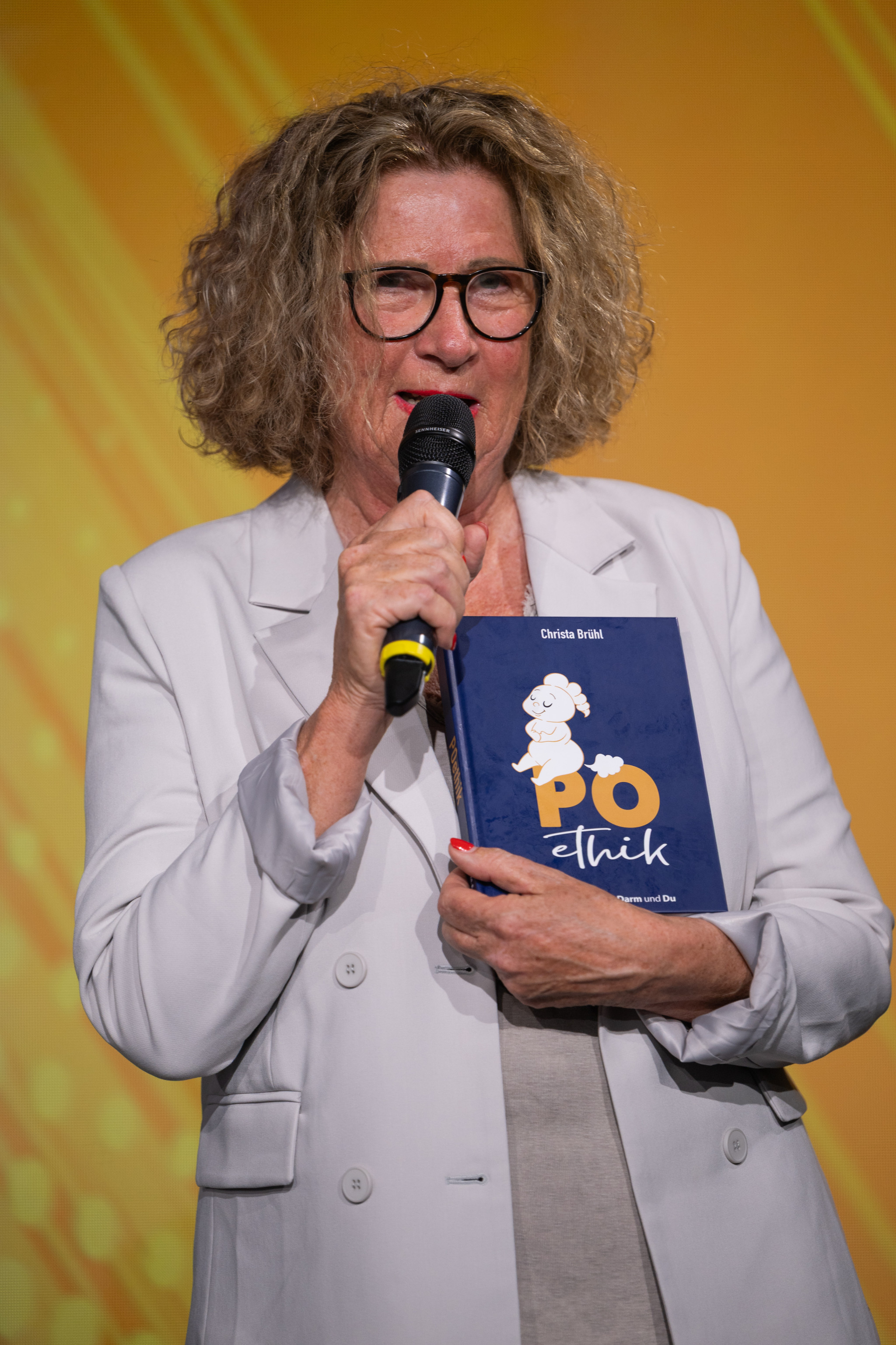 Über Darmgesundheit sprechen: Wie Christa Brühl mit „POethik“ ein Tabu aufbricht
