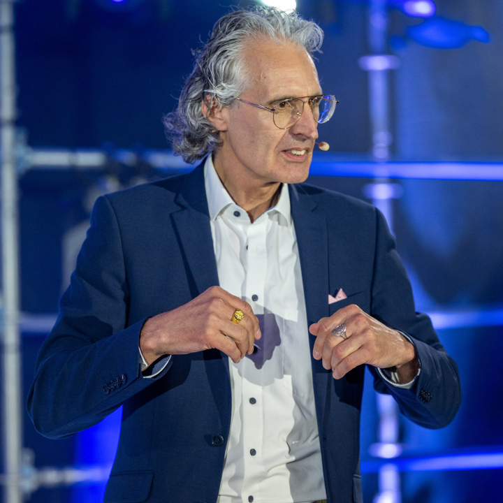 Experte:in Bernhard C. Narajan Prüter